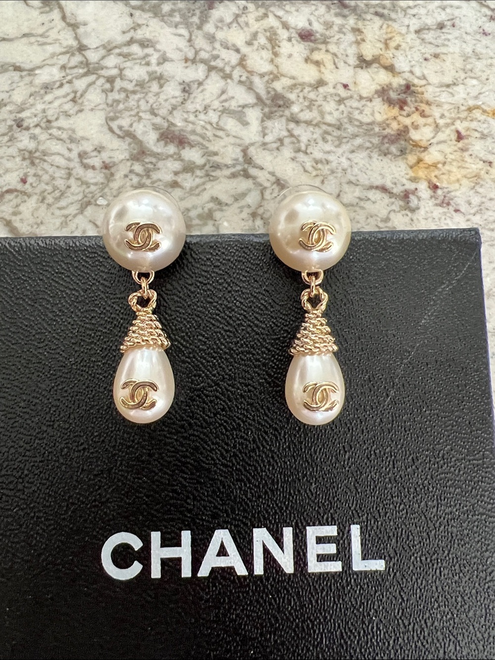 Authentic CHANEL Gold-Tone Pearl Drop CC Logo Earrings - Cream Pearlescent - Picture 1 of 10